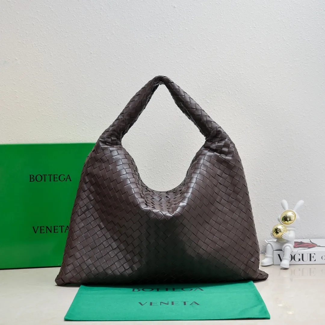 Batch 2160 #Bv New large HOP bag, the bag body and handles are made of a whole piece of woven leather. The bag body is soft and lazy. Hop symbolizes the praise of innovation and eternal craftsmanship [love]. The pyramid silhouette combines practicality and fashion. Modern and casual, the bag mouth is double-sided closed design, more convenient and safe! The cowhide texture also makes the bag more wear-resistant and durable. A must-have for fashionable ladies who like minimalism yet comfortable and casual! Size: 54x24x13, Model: 3970#